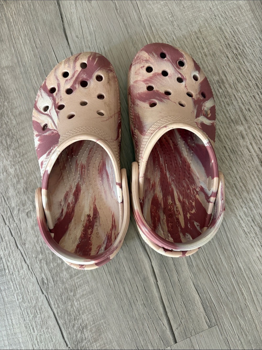 CROCS Kids Marble-Print Clogs in Pink and Cream
